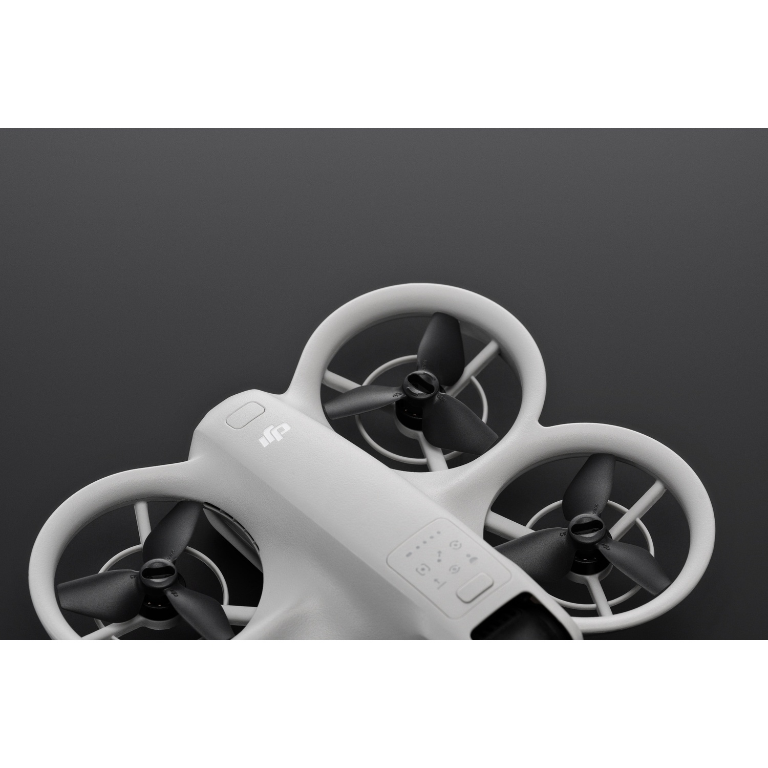 Drone bianco con tre eliche, su sfondo grigio scuro. Ha il logo DJI.