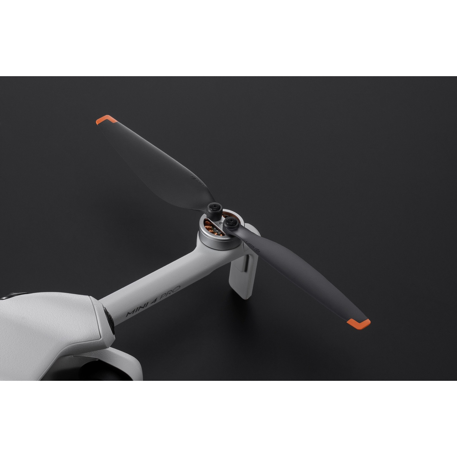 Primo piano dell'elica di un drone con punte arancioni.
