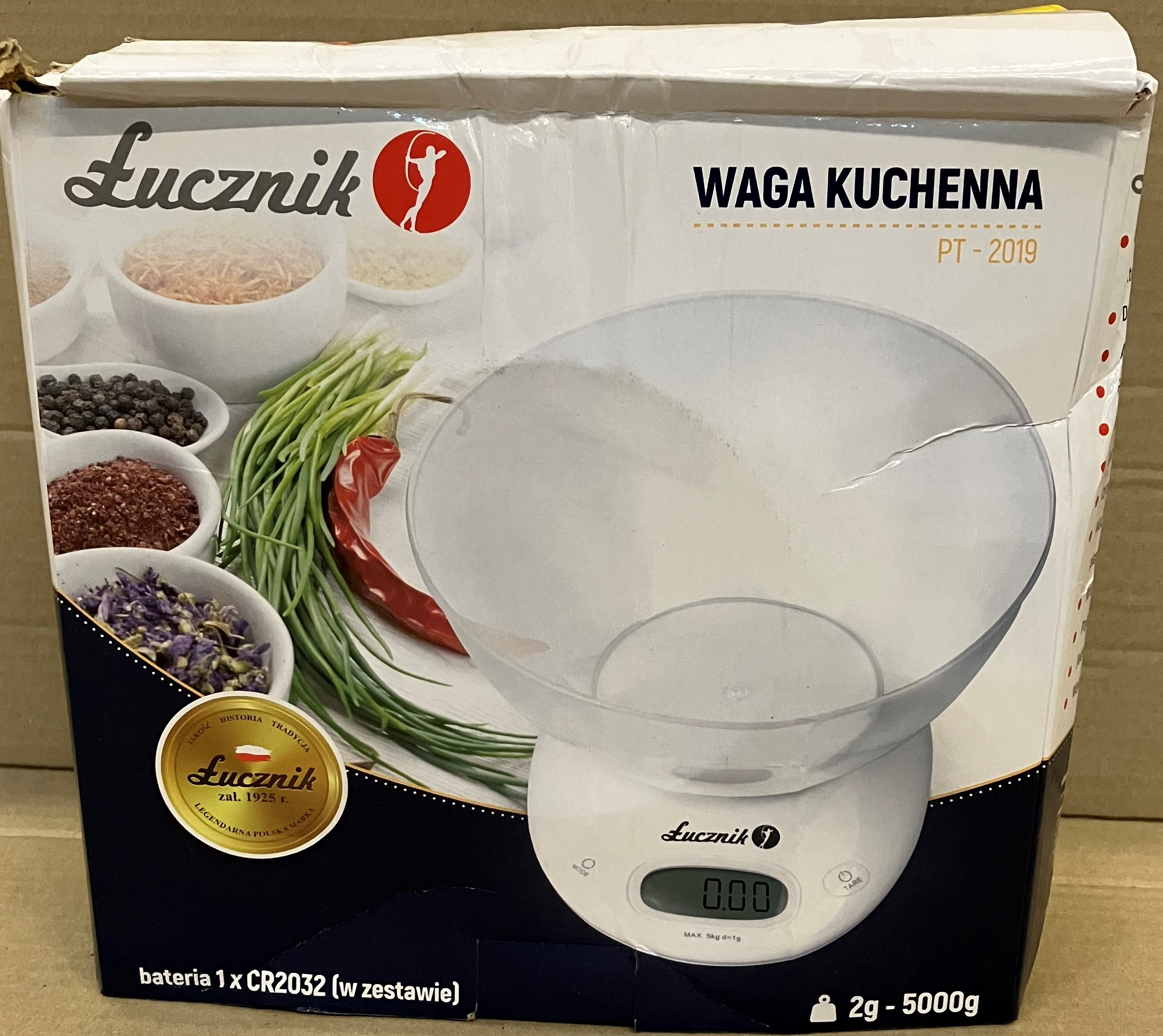 Biała waga kuchenna Lucznik z miską. Pudełko ze składnikami z boku.