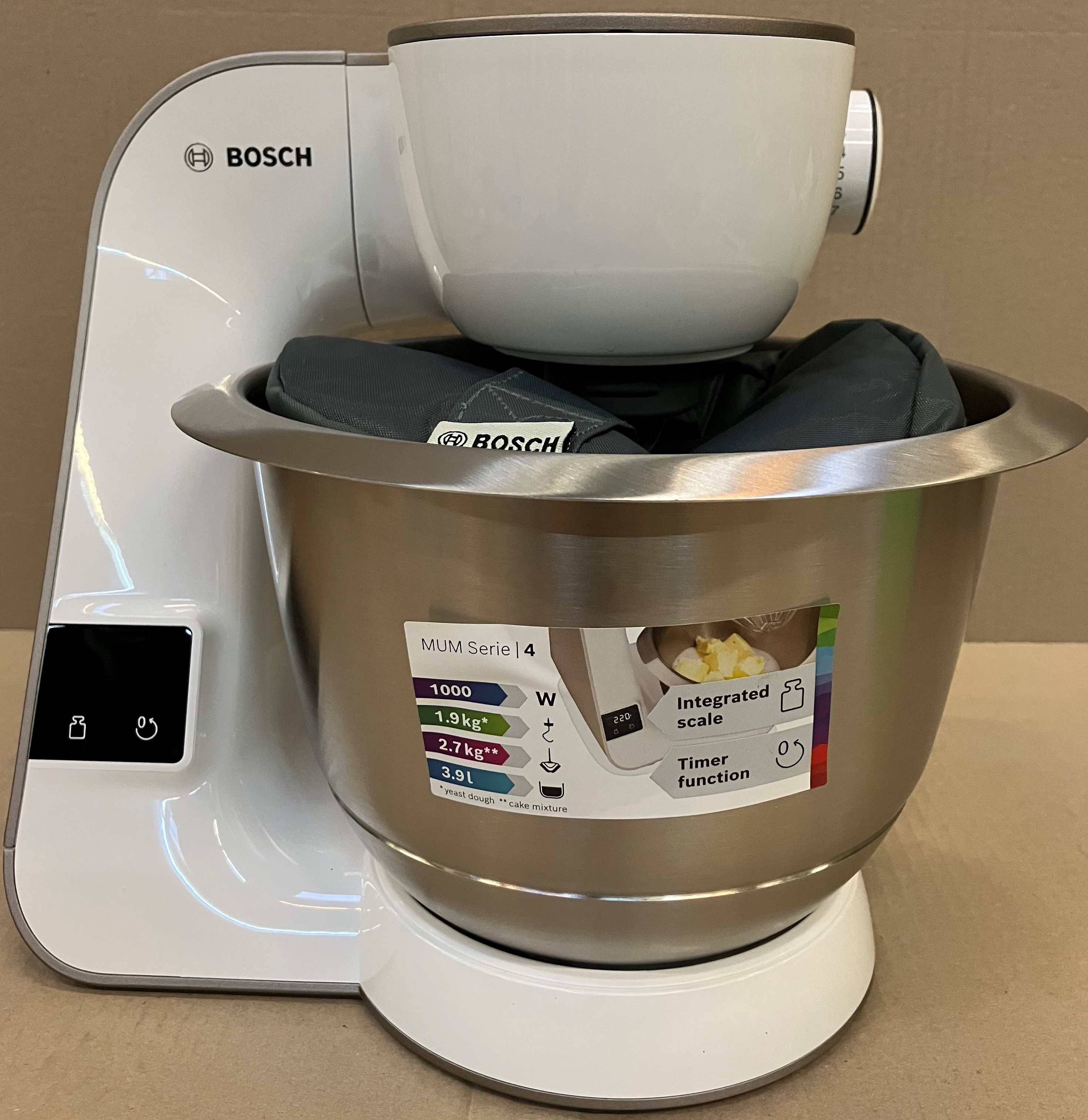 Biało-srebrna maszyna kuchenna Bosch z misą ze stali nierdzewnej.