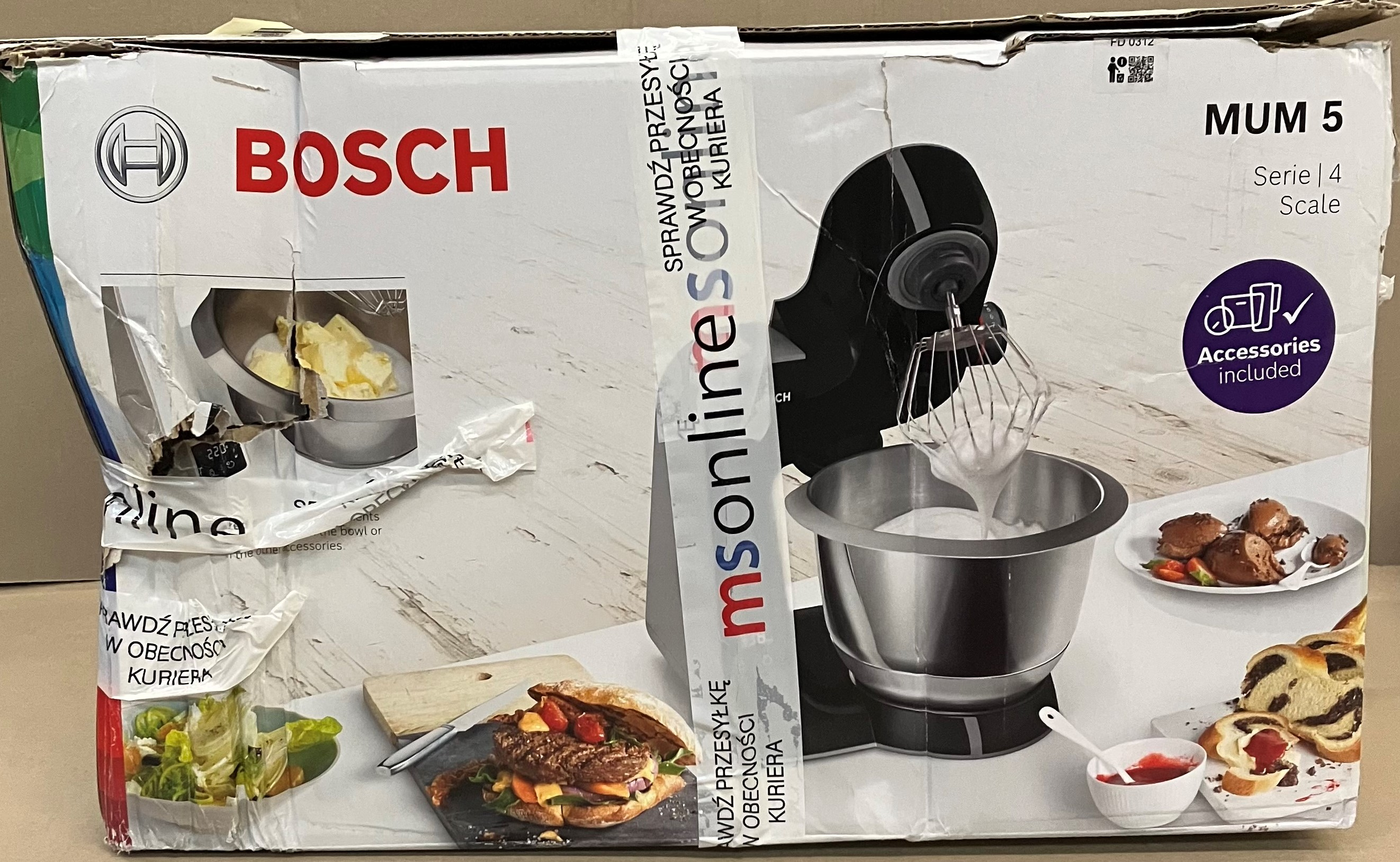 Zapakowane pudełko miksera kuchennego Bosch MUM 5, ze zdjęciem miksera i akcesoriów.