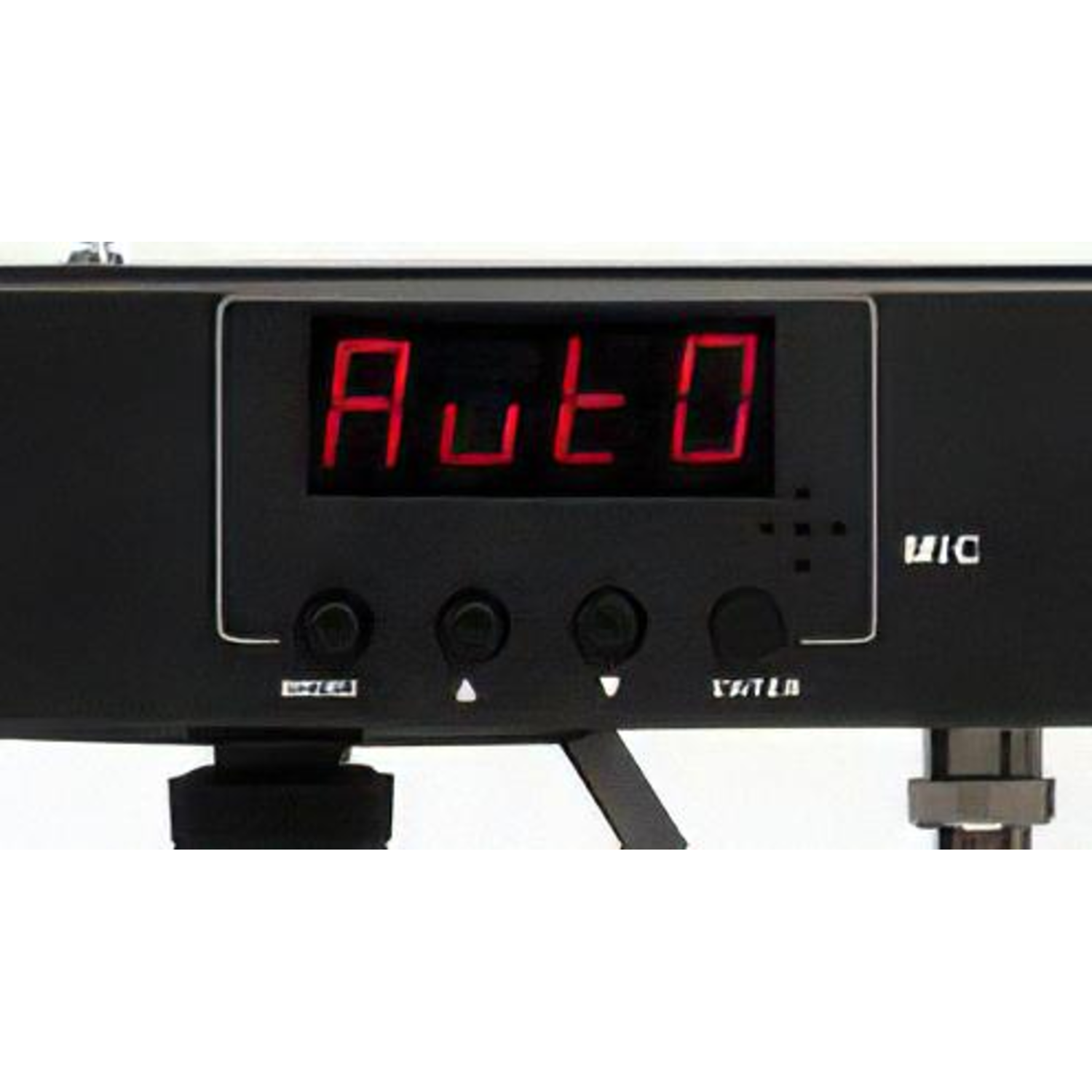 Close-up van een automatische lichtweergave, met het woord AUTO in het rood.