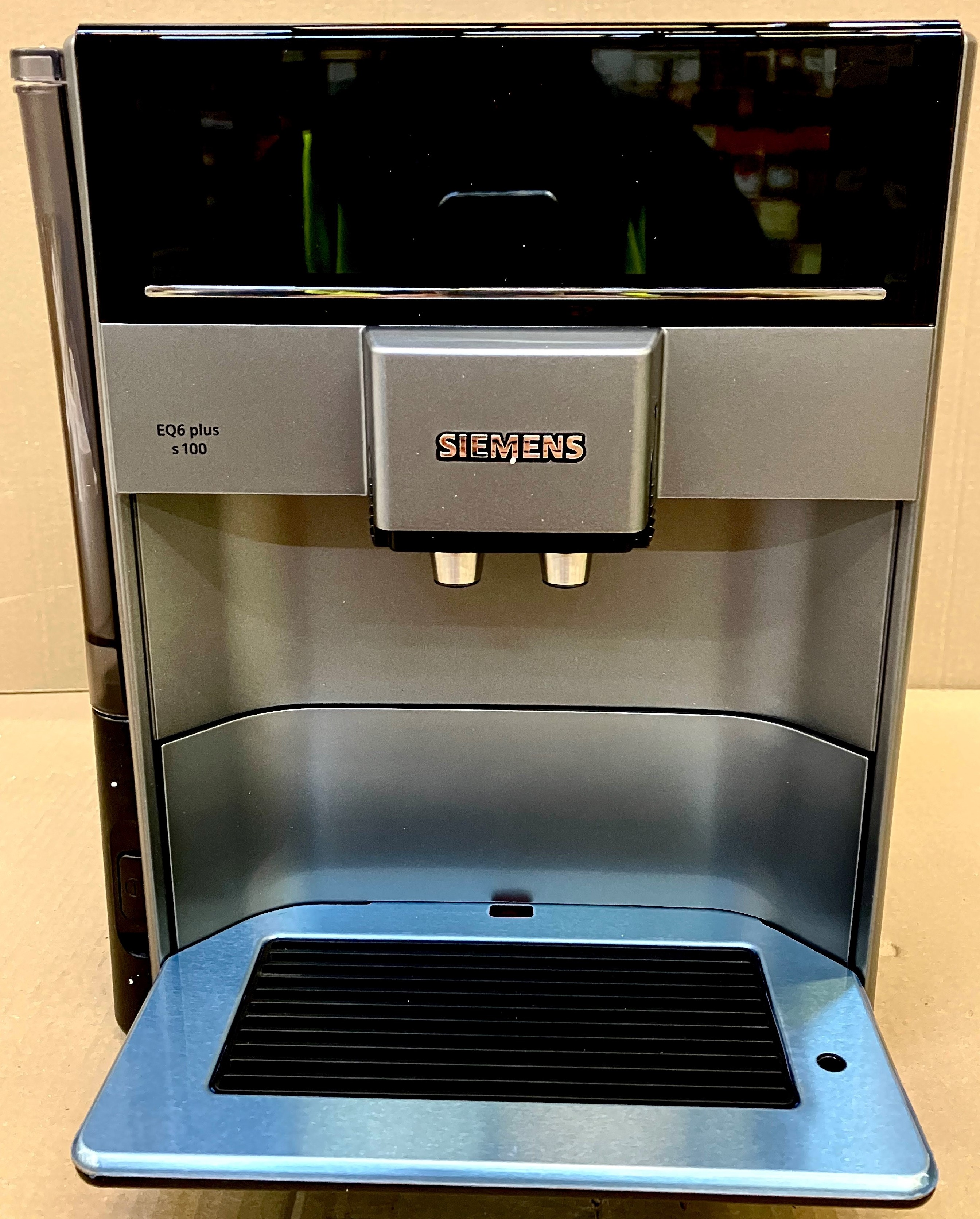 OUTLET - Ekspres ciśnieniowy SIEMENS TE651209RW EQ.6 plus s100 Szaro-czarny