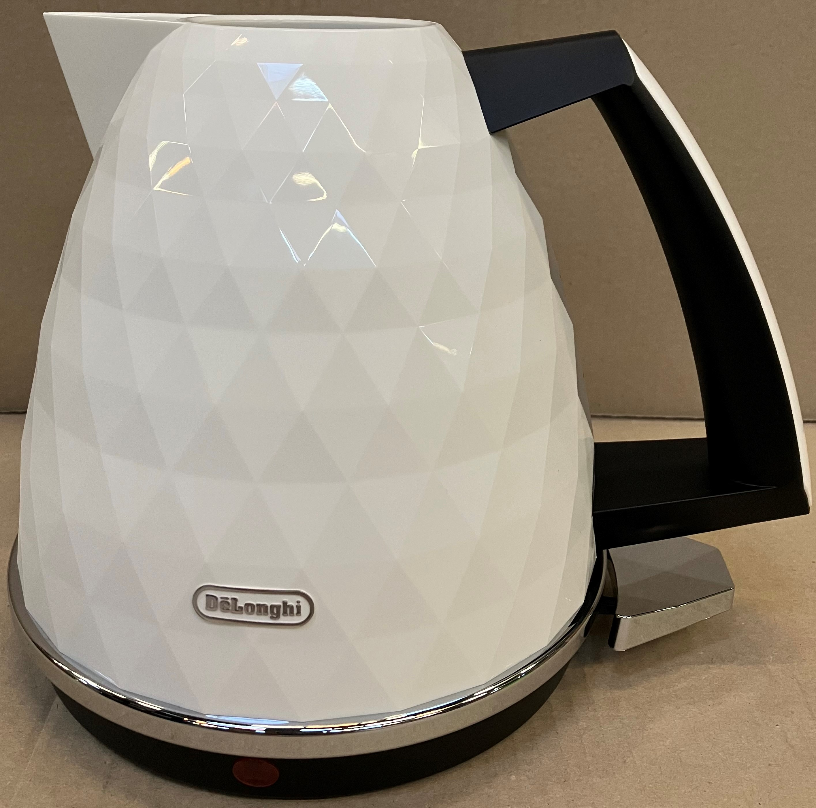 OUTLET -  Czajnik DE LONGHI Brillante KBJ 2001.W Biały