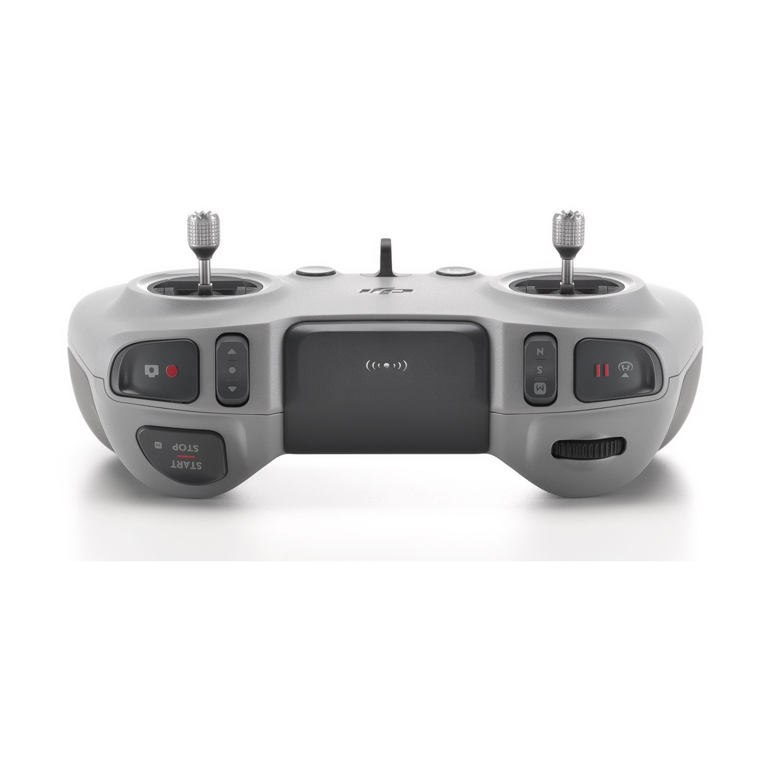 Un telecomando per droni DJI grigio. Ha joystick, pulsanti e uno schermo.