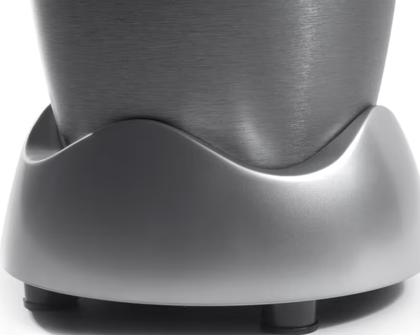 Primo piano di una base di frullatore grigia con un design curvo e piedini neri.