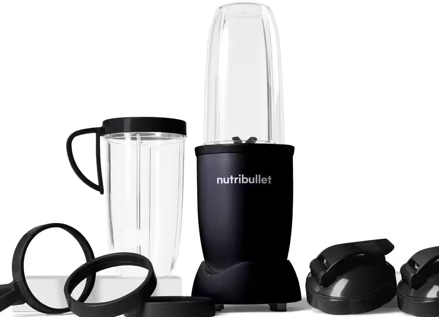 Ensemble mixeur Nutribullet avec base noire, gobelet transparent et divers accessoires. Fond blanc.