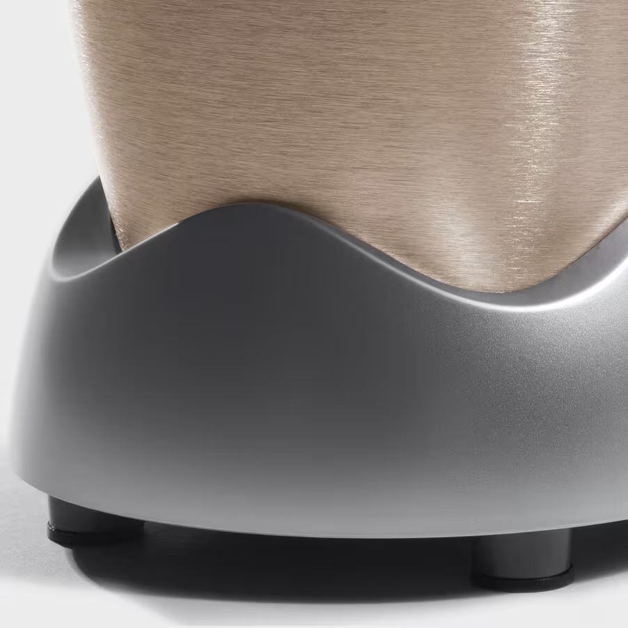 Ein Sockel eines metallischen Objekts mit geschwungenem Design und Füßen.