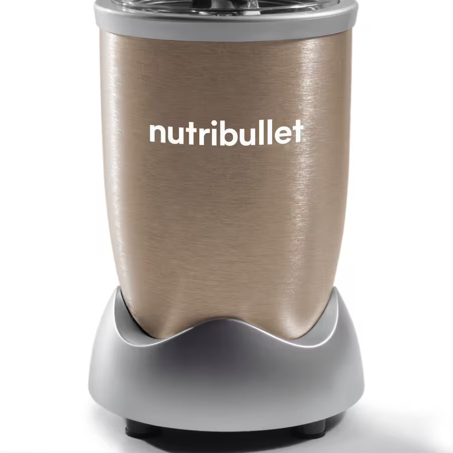Ein Nutribullet-Mixer. Er ist kupferfarben mit silbernem Sockel und weißem Logo.