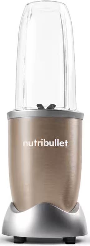 Goldfarbener Nutribullet-Mixer mit transparentem Becher. Weißer Hintergrund.