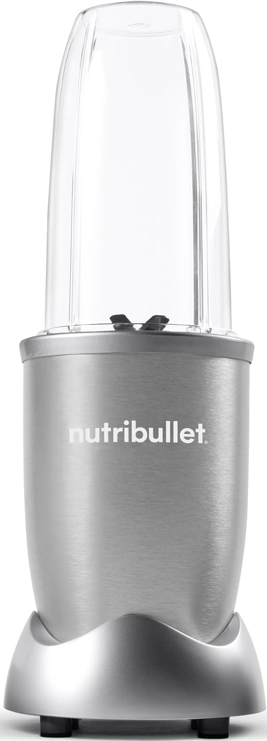 Un frullatore Nutribullet argentato con un contenitore di plastica trasparente sopra.