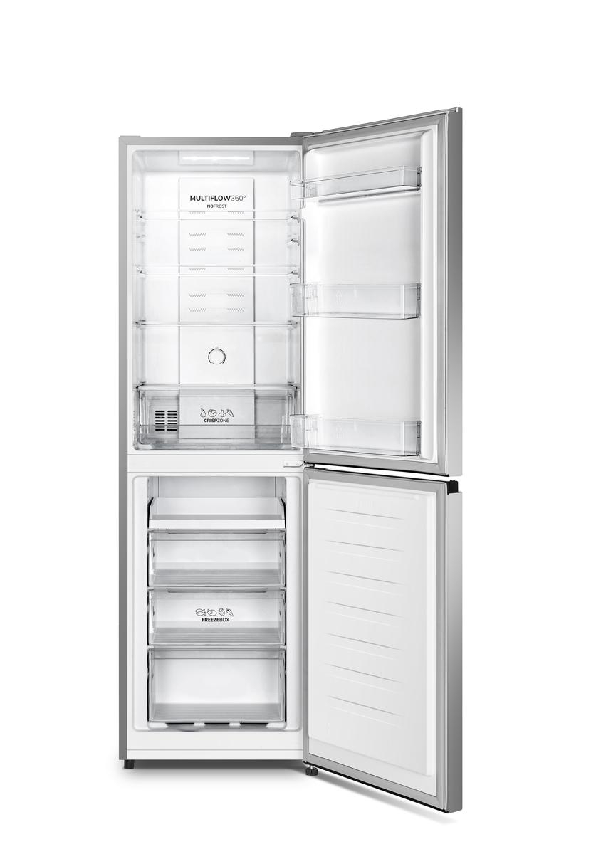 Offener Kühlschrank mit Regalen und Schubladen mit durchsichtigen Behältern, weißer Hintergrund.