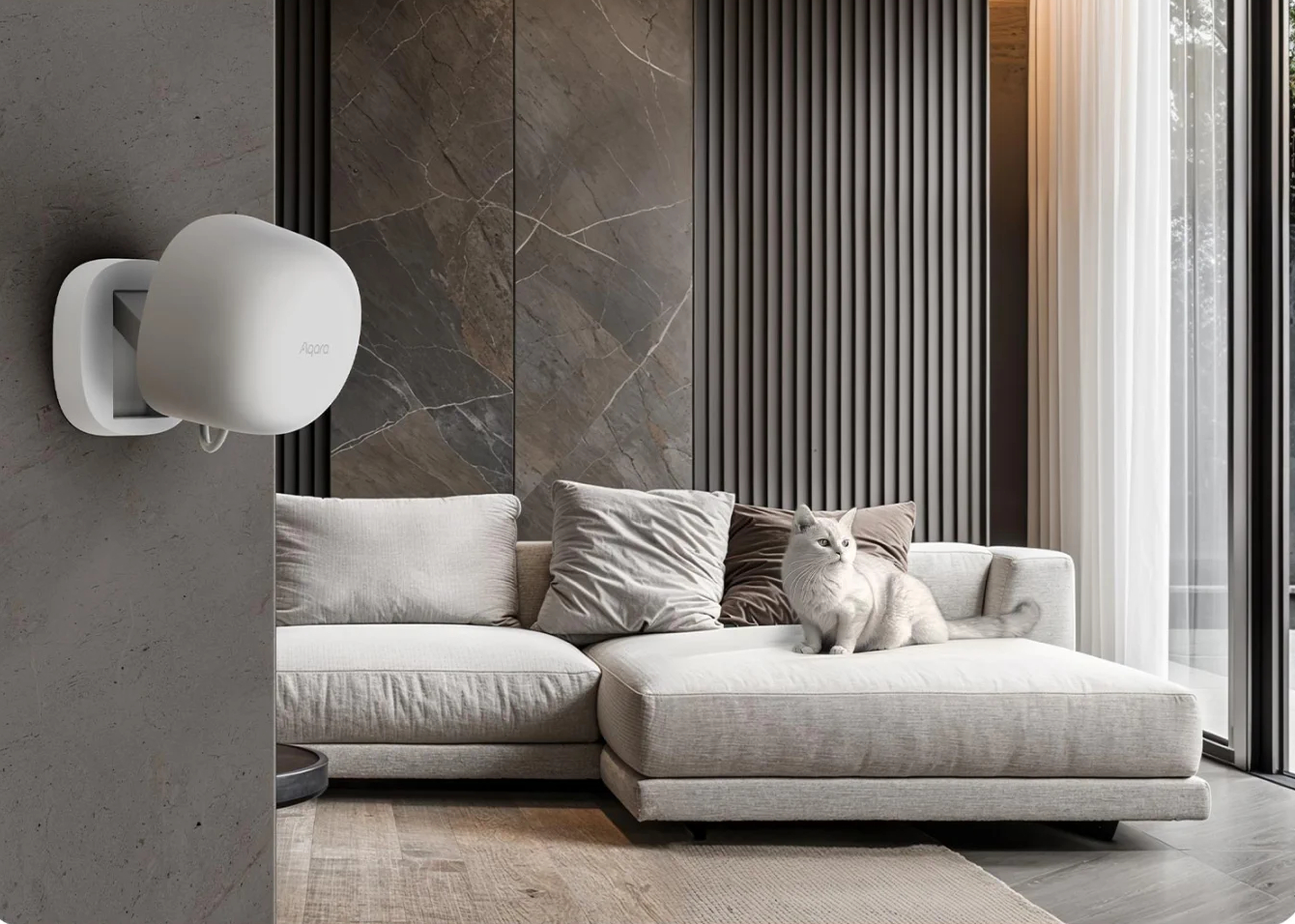 Białe urządzenie smart home na ścianie, kot na sofie w nowoczesnym salonie.