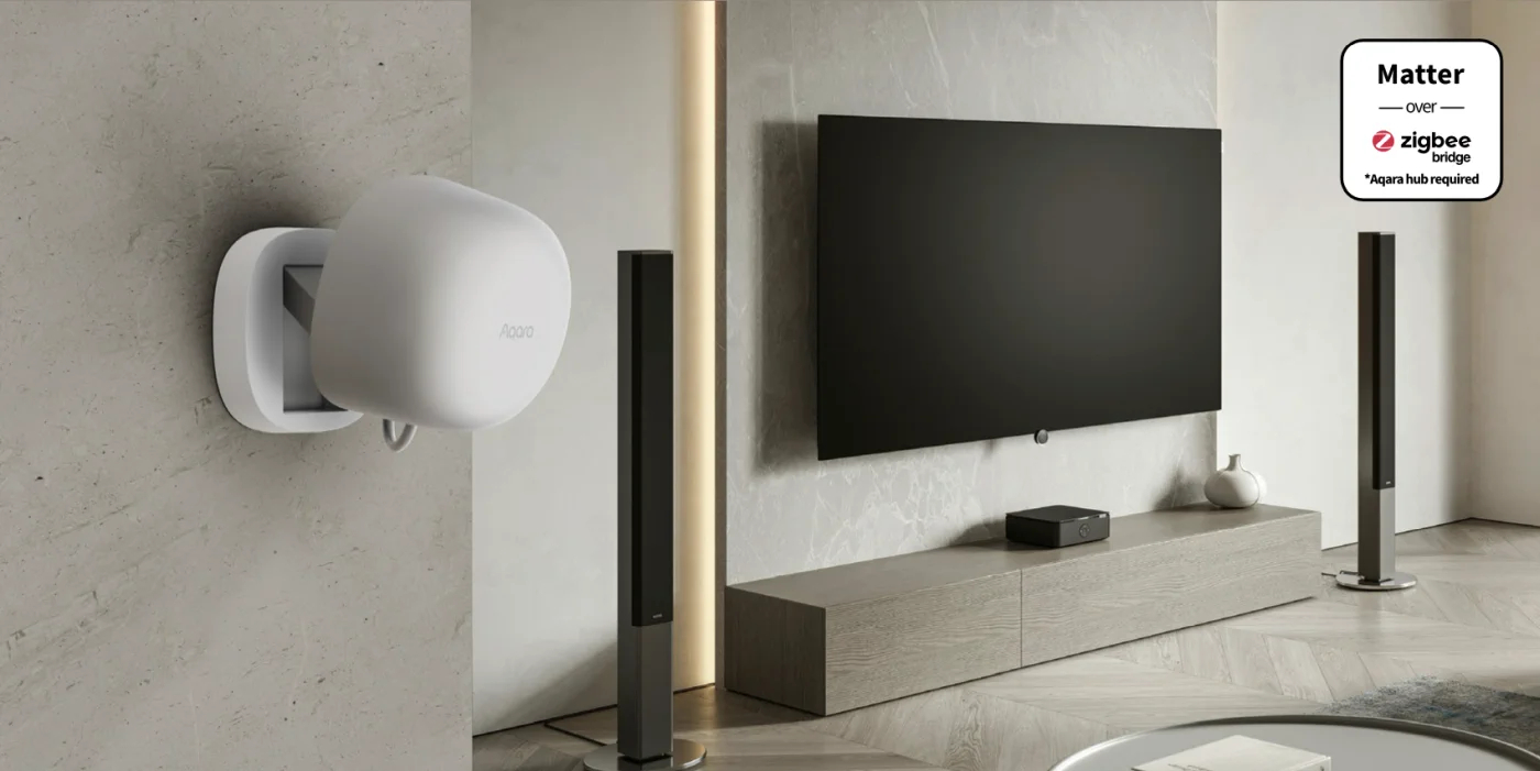 Nowoczesny salon ze sprzętem smart home. Białe urządzenie na ścianie i telewizor.