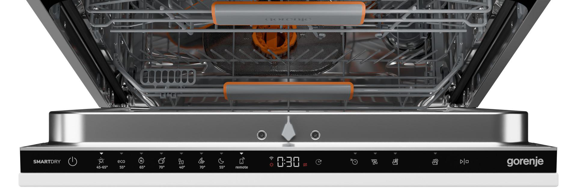 Innenansicht eines geöffneten Gorenje-Geschirrspülers, zeigt Gestelle, Sprüharme und Bedienfeld mit Symbolen.