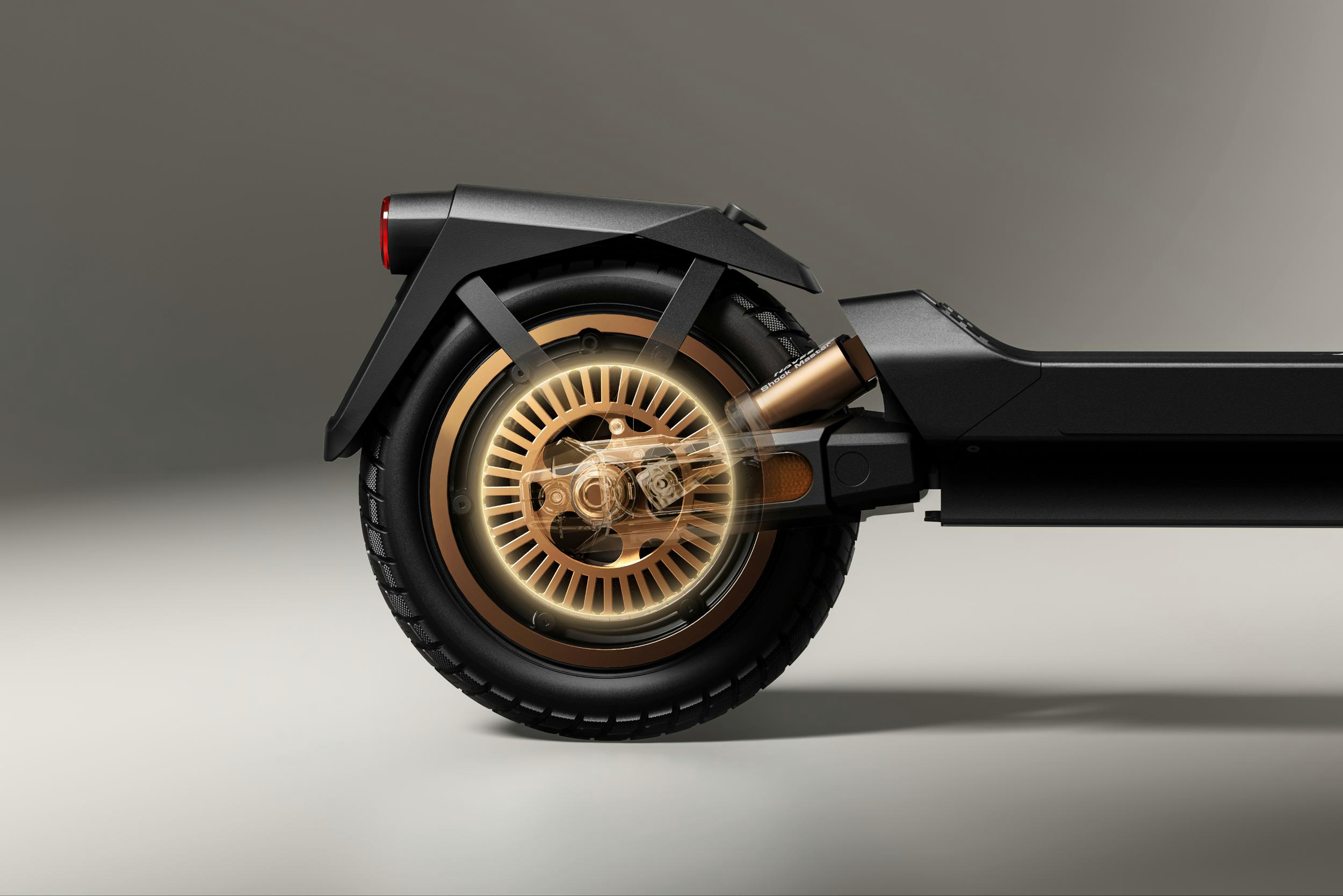 Nahaufnahme eines E-Scooter-Rads mit Goldakzenten und Innenleben.