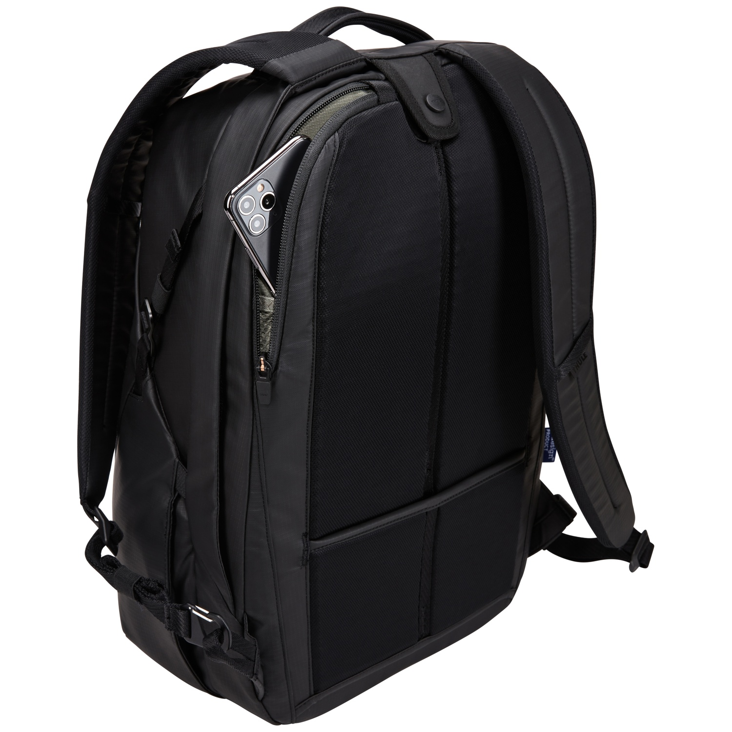 Sac à dos noir avec un téléphone dans une poche latérale. Fond noir.