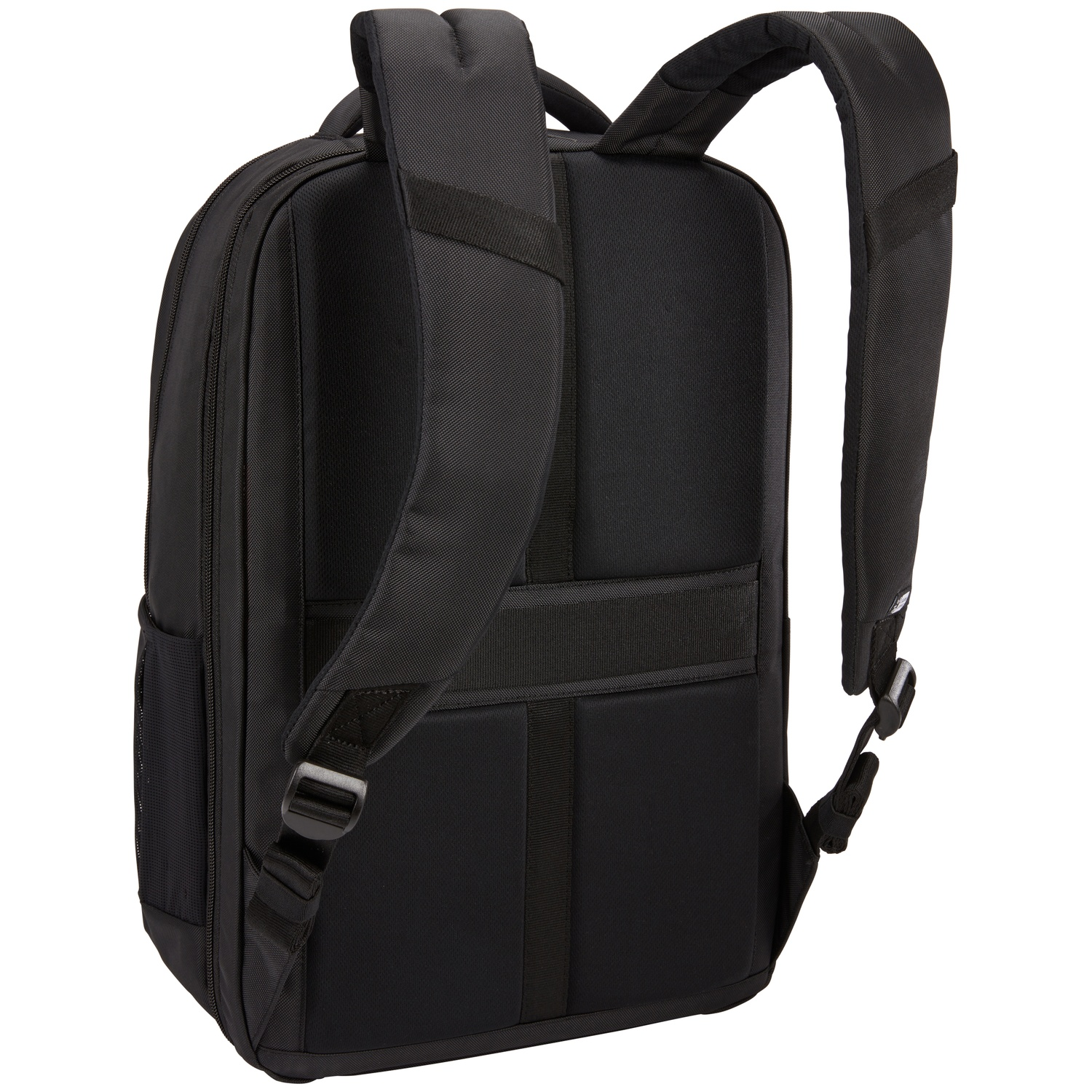 Sac à dos noir, vue arrière, sangles et poche latérale visibles.