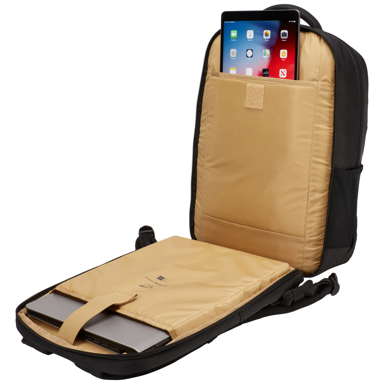 Sac à dos noir ouvert, montrant un ordinateur portable et une tablette dans les poches.