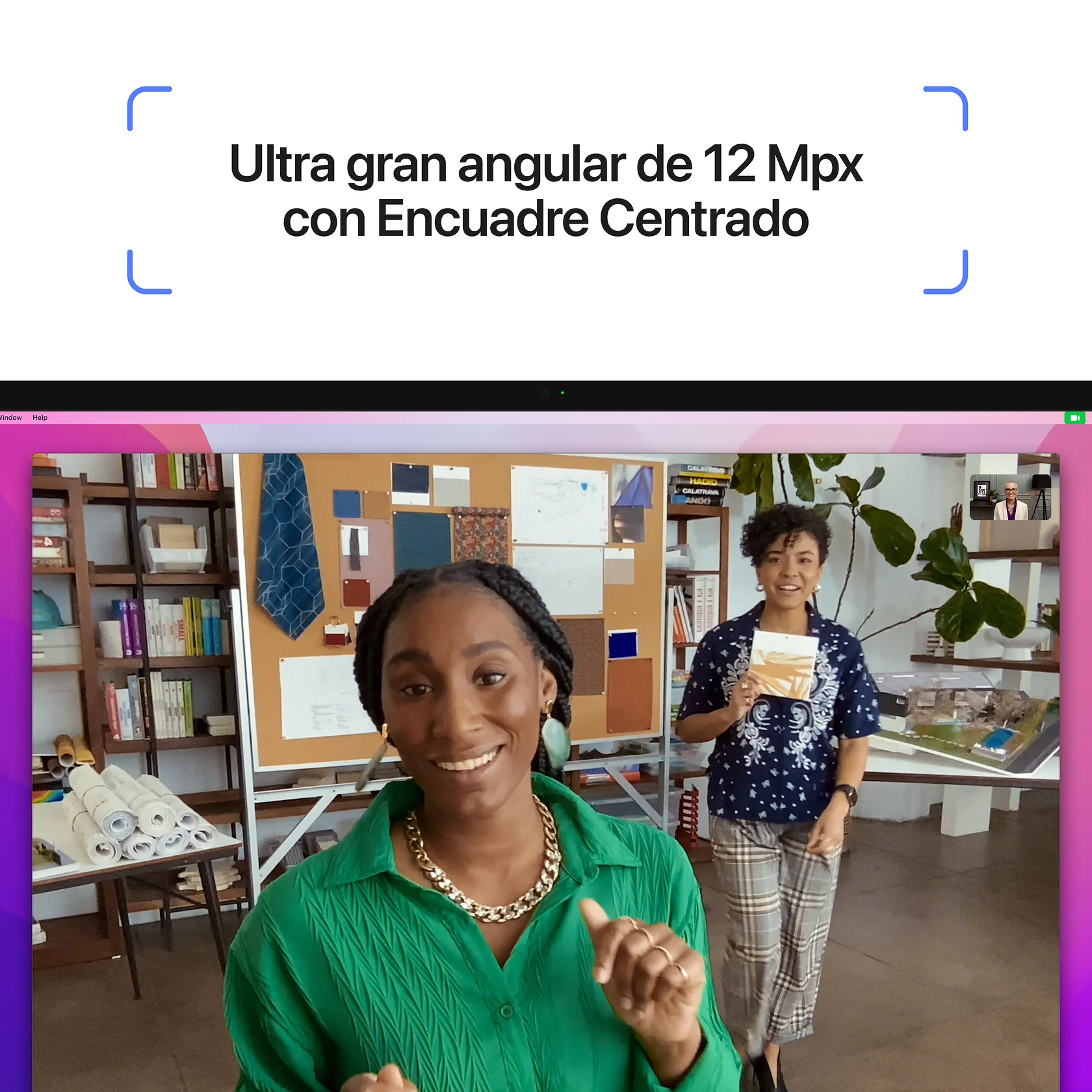 Aspiradora negra y gris con accesorios sobre fondo rojo.