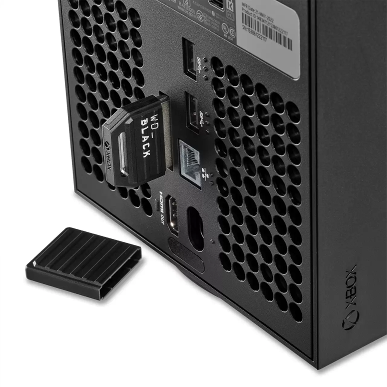 Die Rückseite einer schwarzen Xbox Series X mit eingesetzter WD Black Speicherkarte.