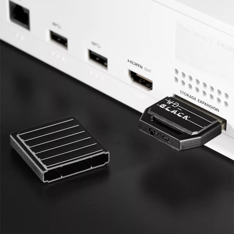 Xbox Series S Konsole mit eingelegter WD_Black Speichererweiterungskarte.