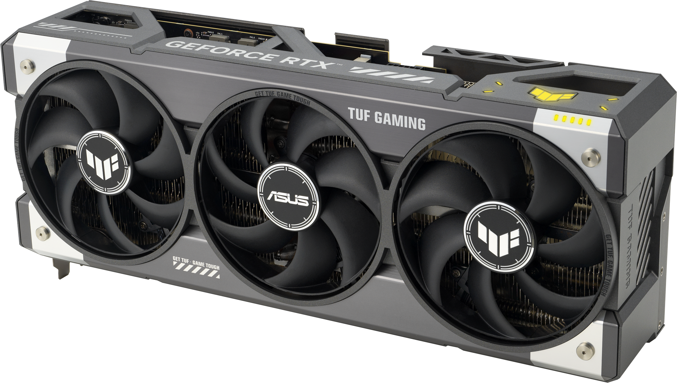 Una scheda grafica grigia e nera con tre ventole, visibile il marchio GeForce RTX.