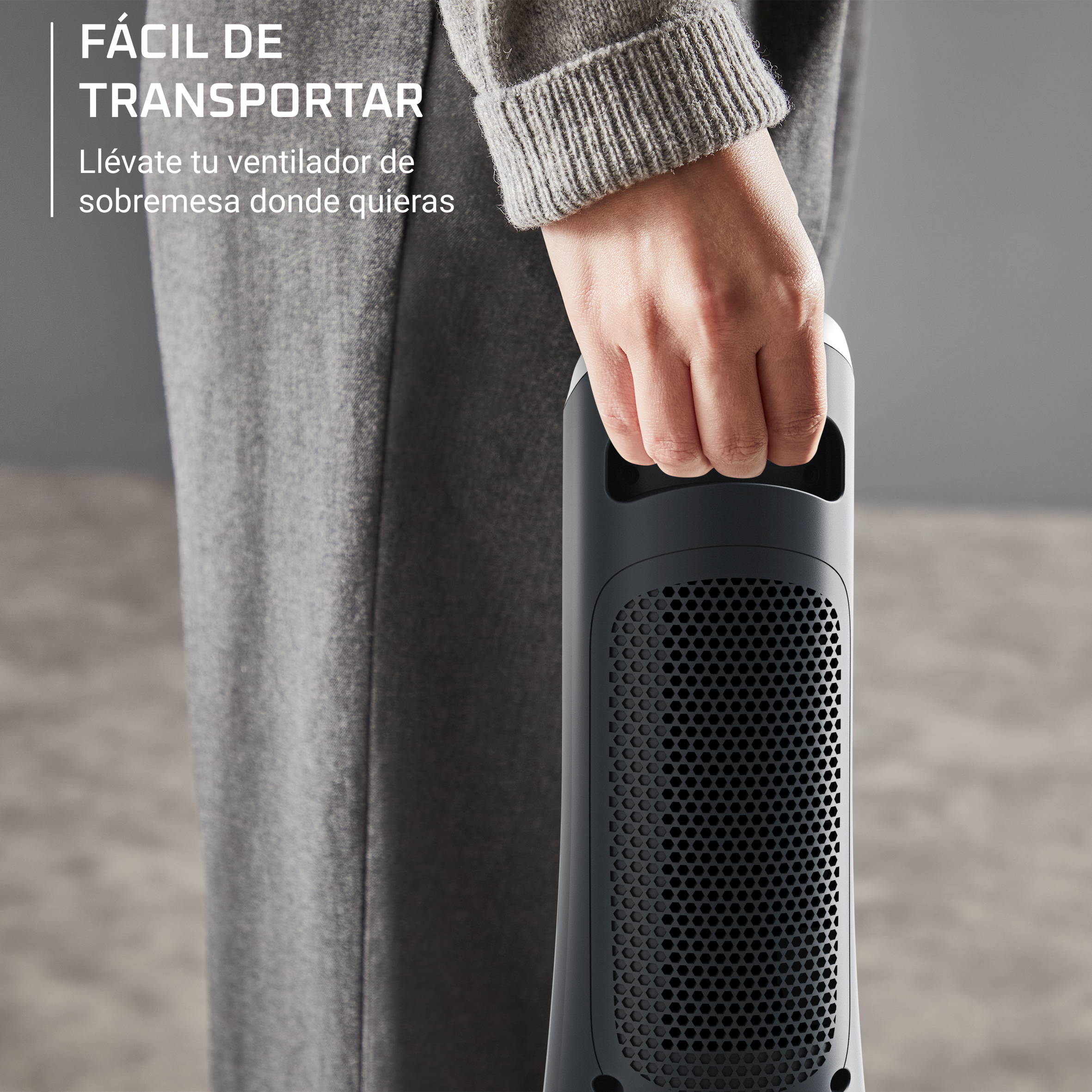Una mano sostiene un ventilador negro. El texto dice: Fácil de transportar, lleva tu ventilador de mesa donde quieras.