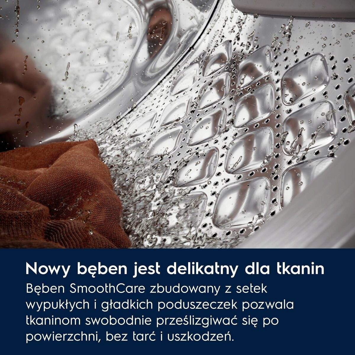 Wewnątrz bębna pralki, z wodą i szmatką. Tekst w języku polskim.