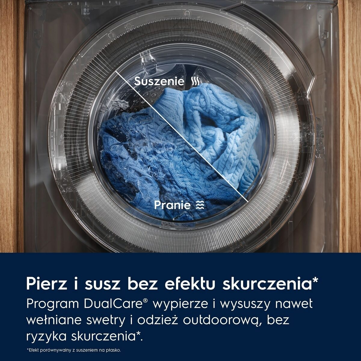 Bęben pralki z ubraniami w środku. Niebieskie ubrania, drewniane tło.