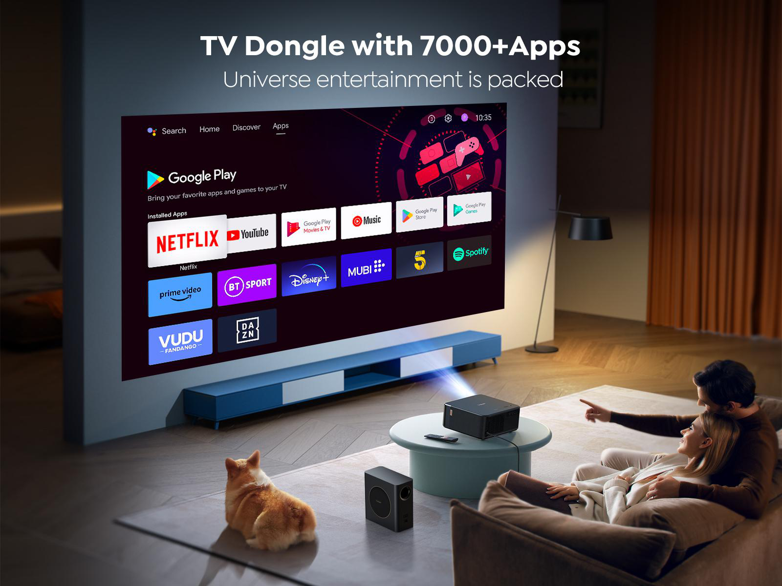 Heimkino-Setup mit TV-Dongle. Projektor, Fernseher und Paar beim Zuschauen.