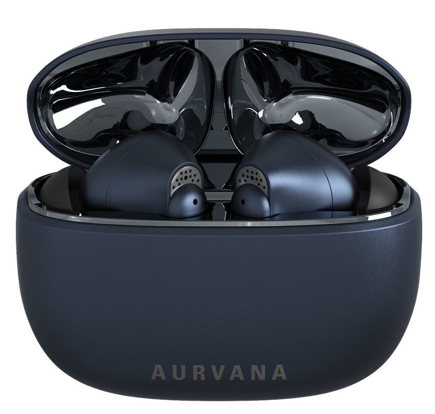 Ciemnoniebieskie etui na słuchawki z dwoma widocznymi wewnątrz słuchawkami. Na etui znajduje się napis AURVANA.