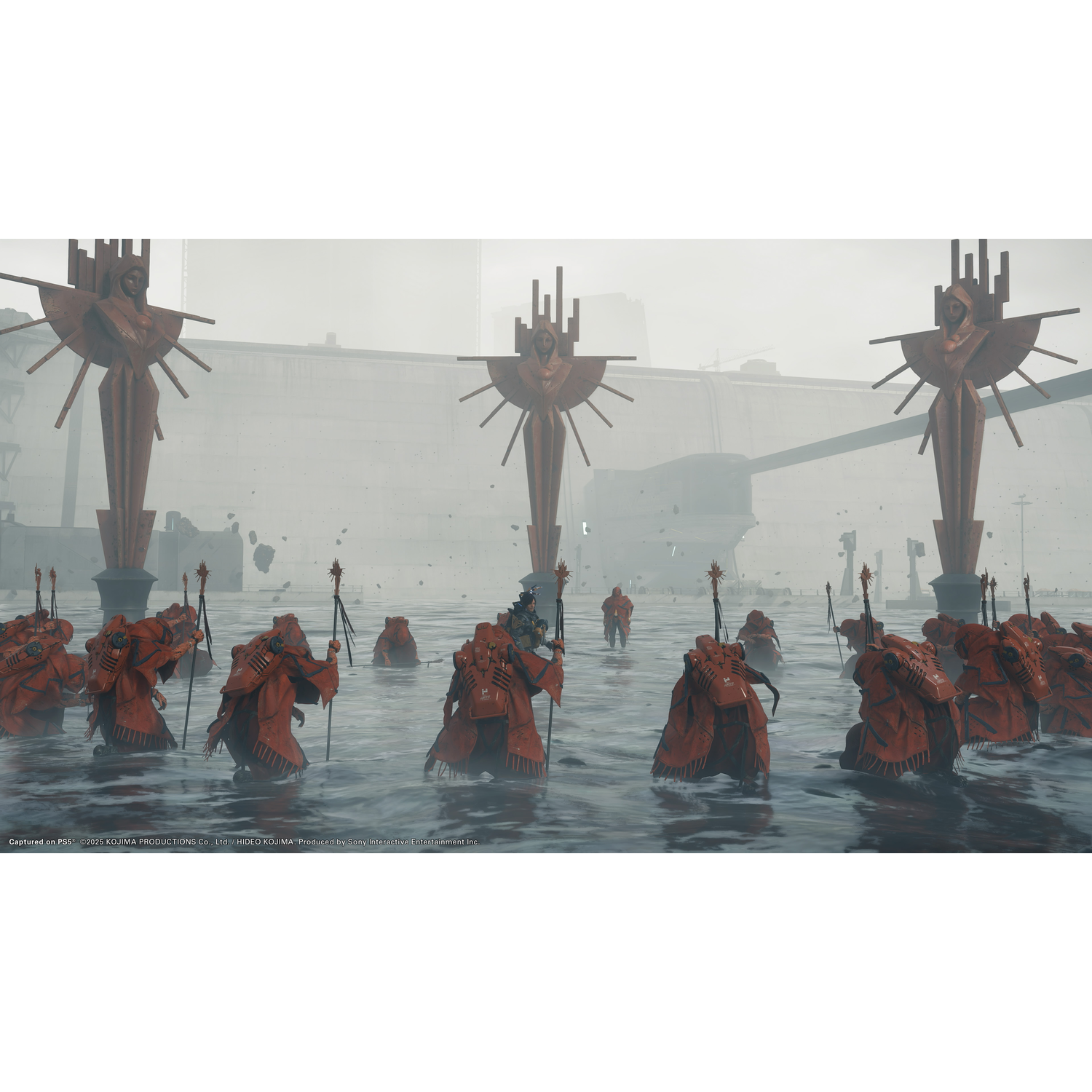 Rood geklede figuren waden door water, beelden in de achtergrond.
