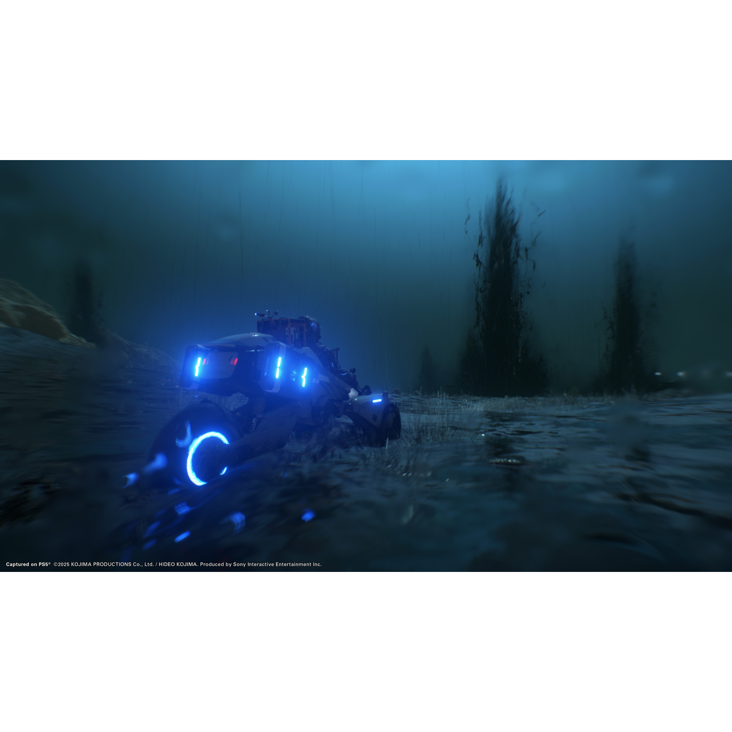 Een futuristische motorfiets in een donkere, regenachtige omgeving met blauwe lichten.