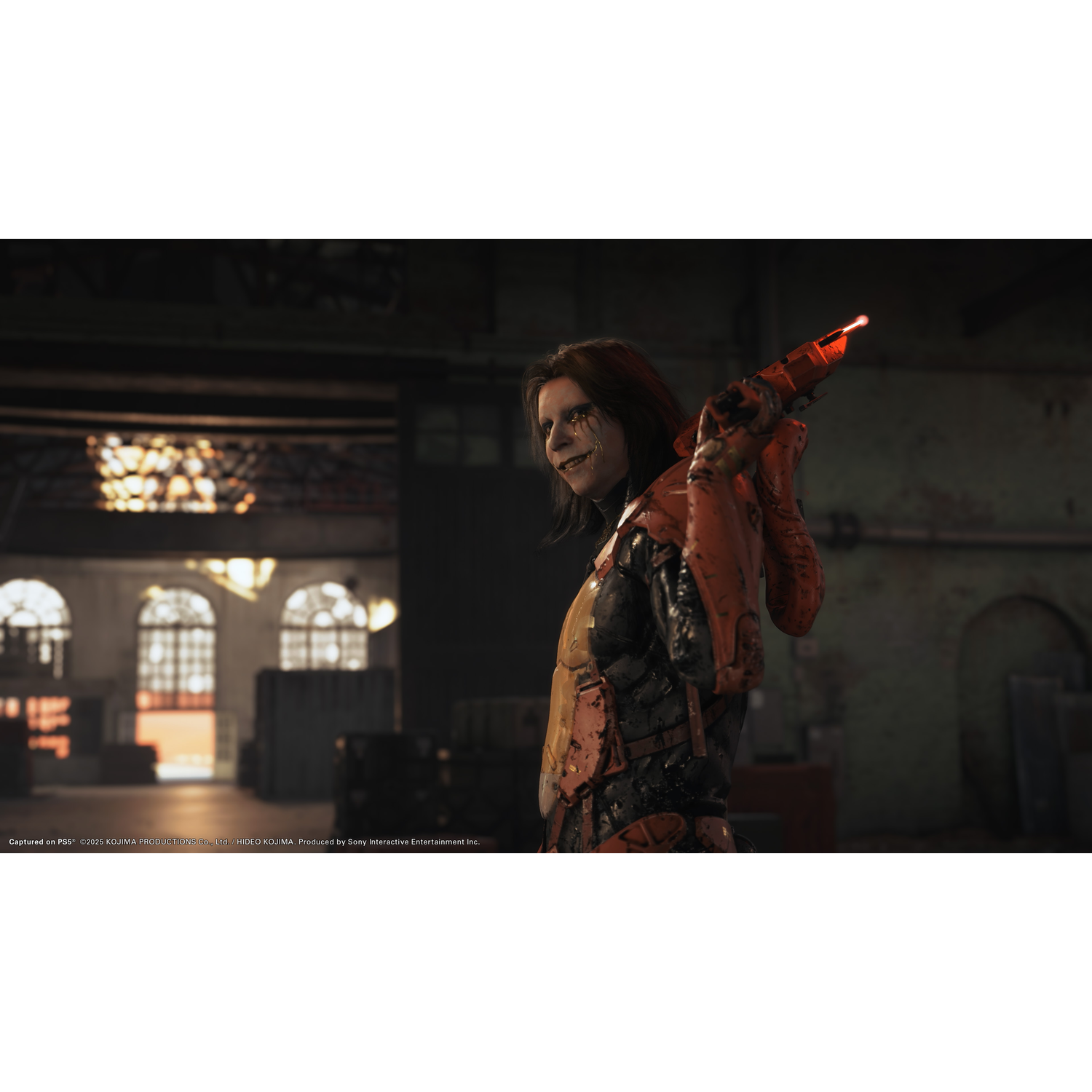 Een persoon in een game-omgeving met een rood-zwarte outfit, met een rood licht.