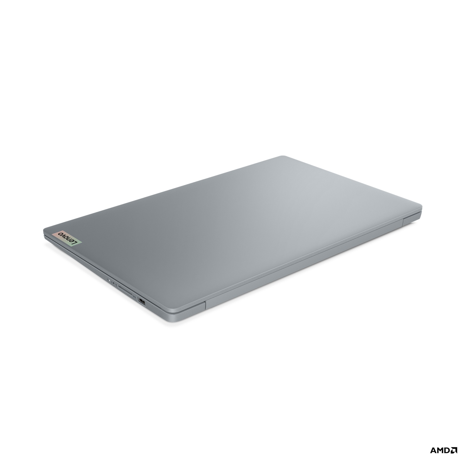 Een gesloten, zilveren laptop op een witte achtergrond, met het Lenovo-logo.