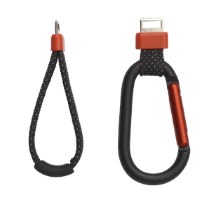 Dwa pomarańczowo-czarne breloki ze smyczą i karabińczykiem.