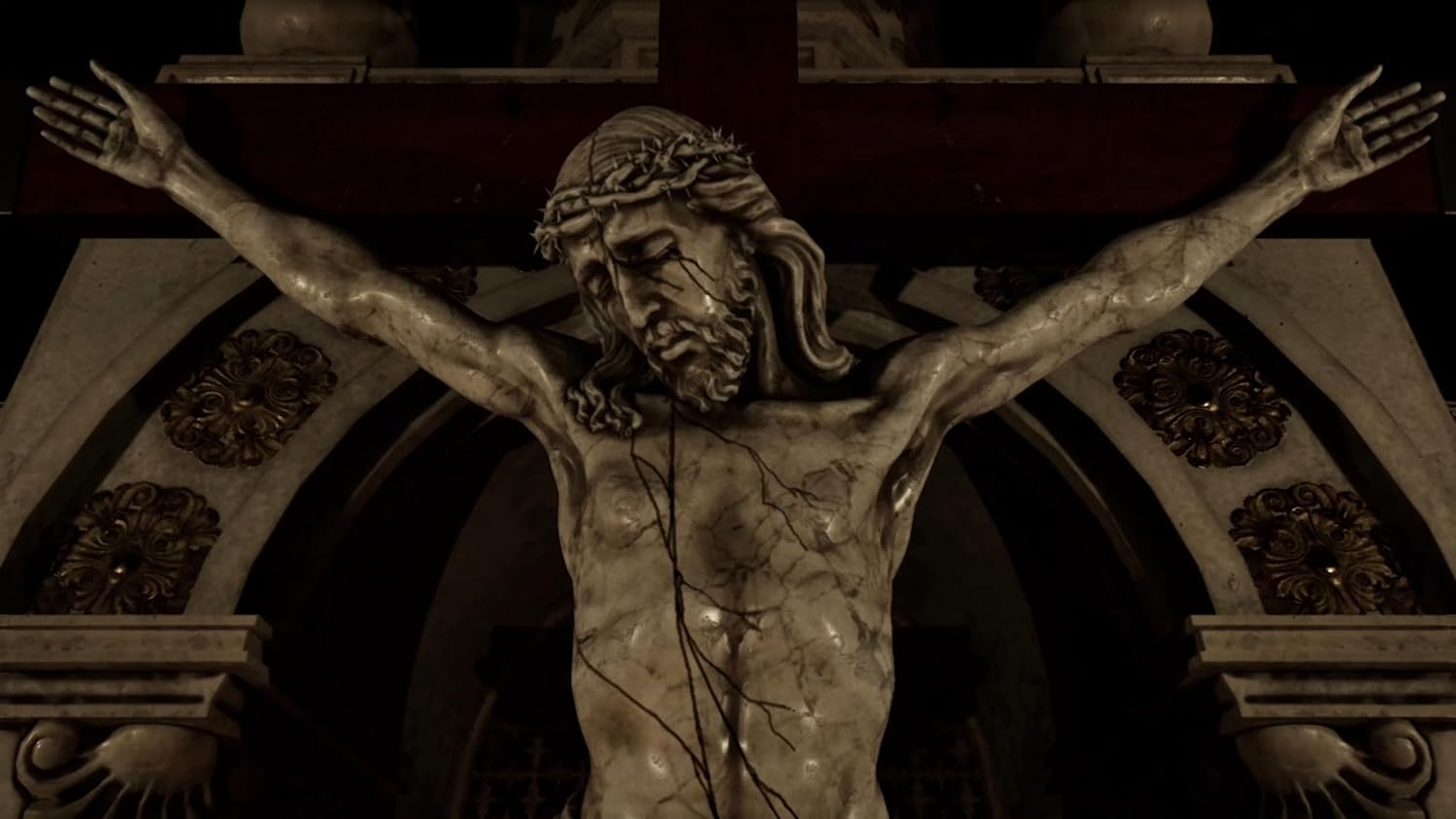 Estatua de Jesús en la cruz, con las manos extendidas, con una corona de espinas. Fondo oscuro.