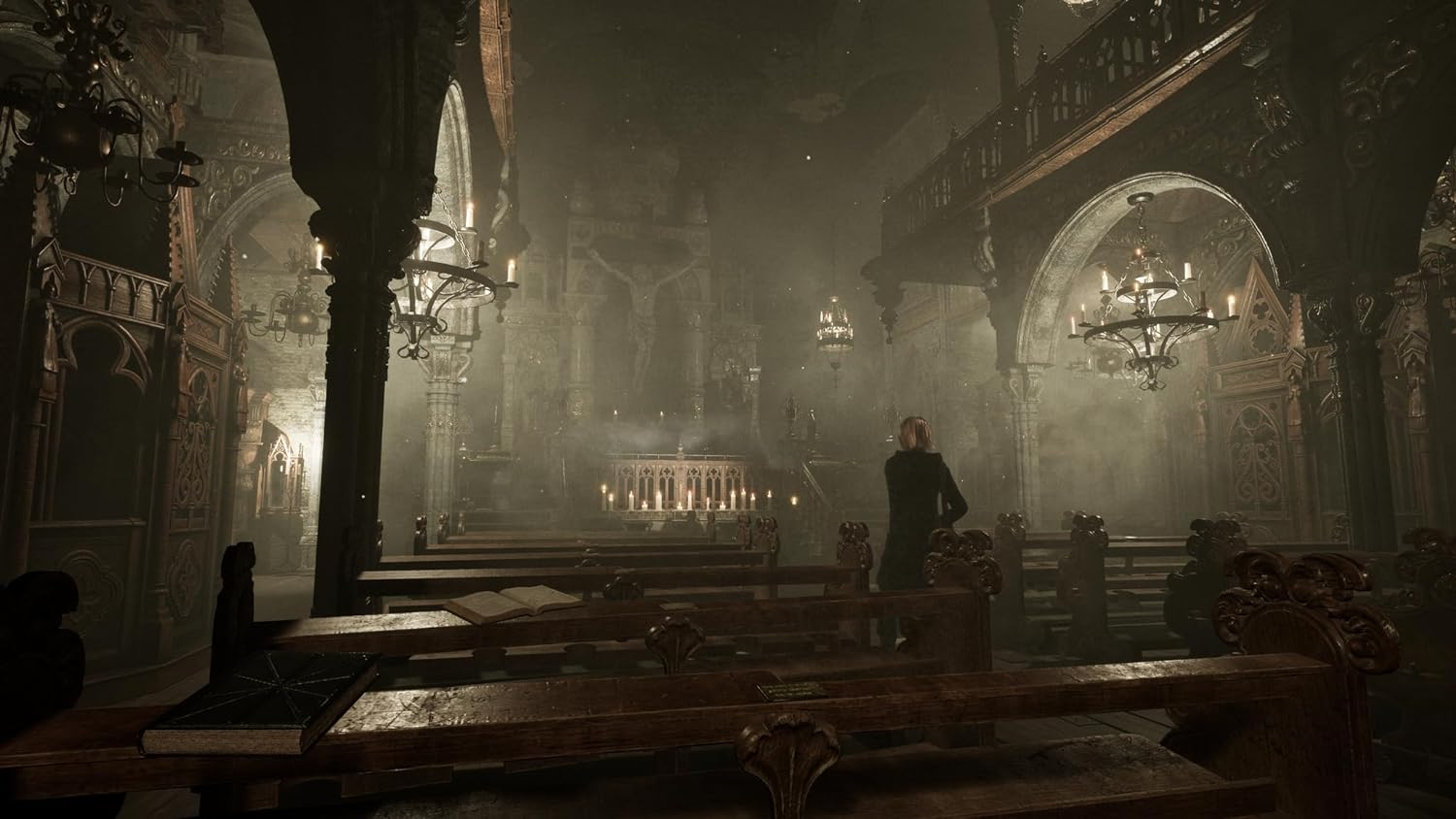 Interior de una iglesia. Una persona está de pie en el centro.