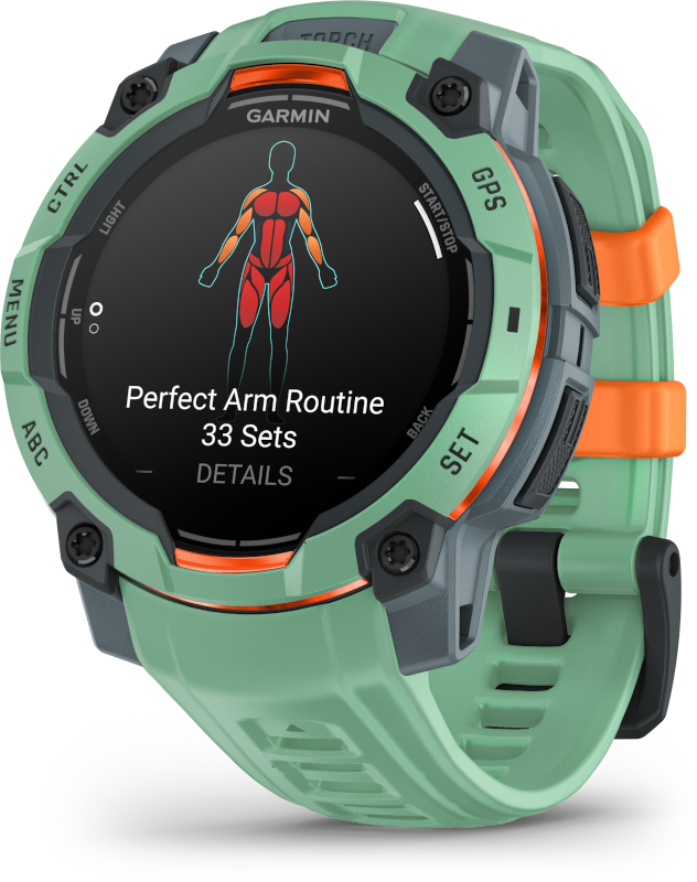 Egy Garmin okosóra zöld-narancs szíjjal. A képernyő egy edzésprogramot mutat testdiagrammal.