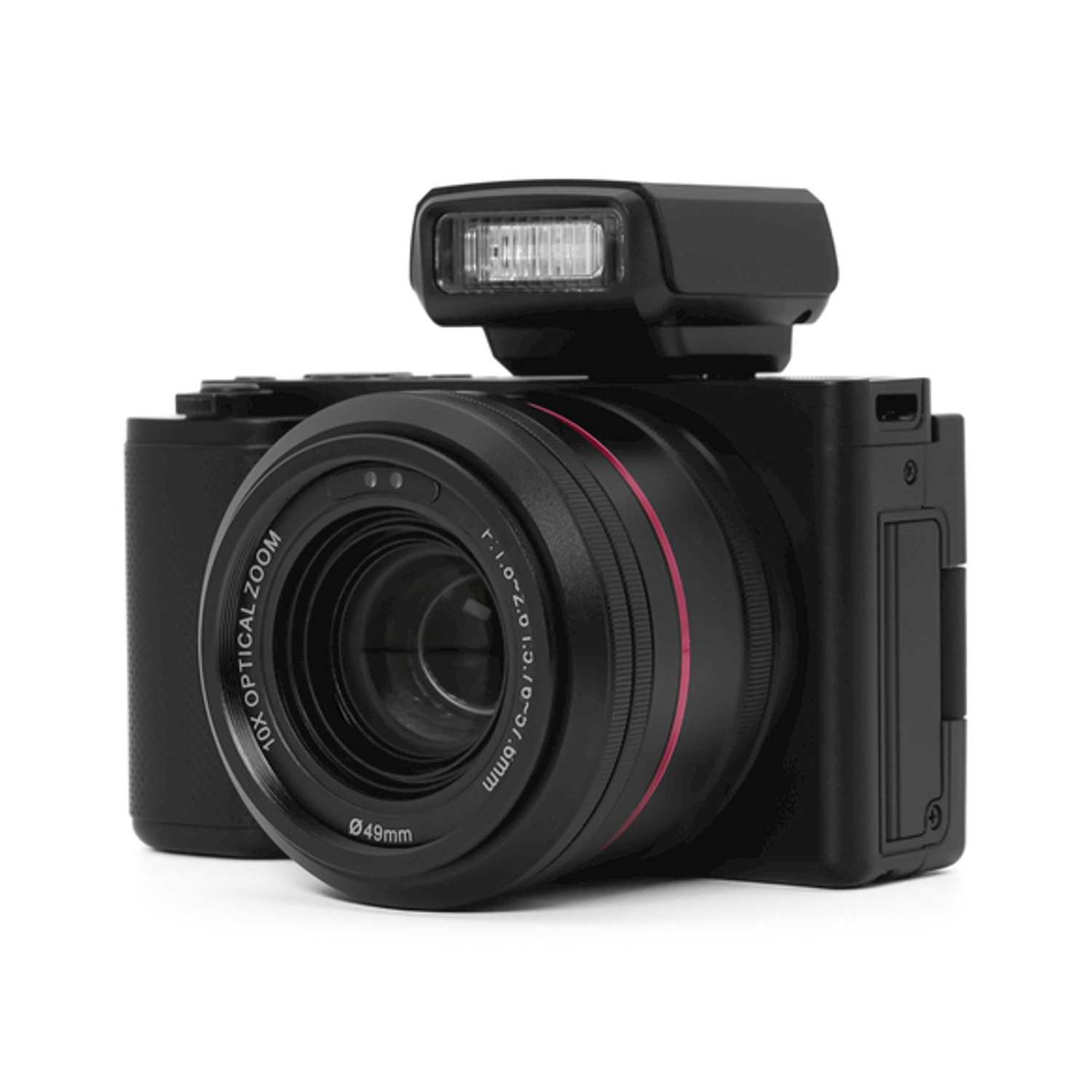 Una fotocamera digitale, nera, con obiettivo e flash, su una superficie bianca.