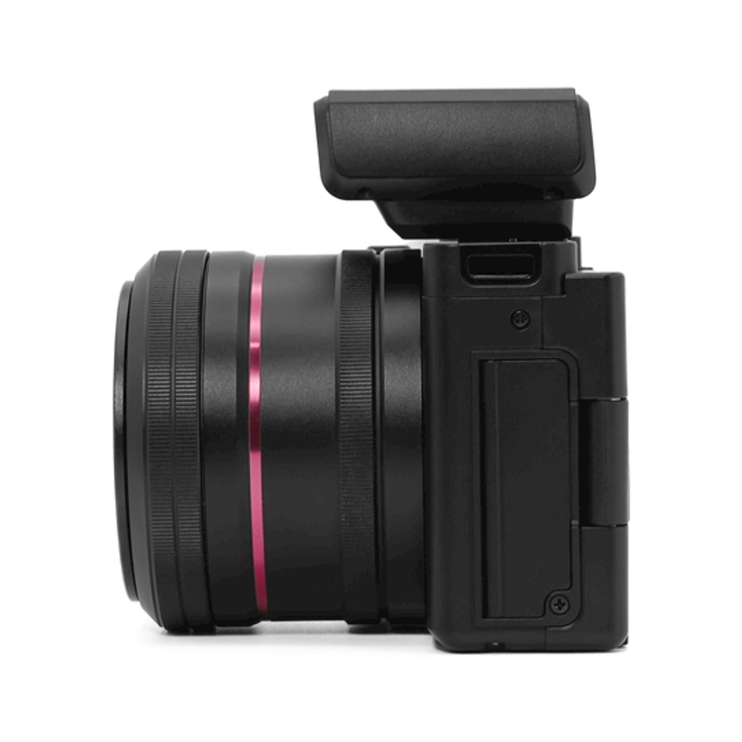 Fotocamera nera con obiettivo, una striscia rosa e un'attacco per il flash.