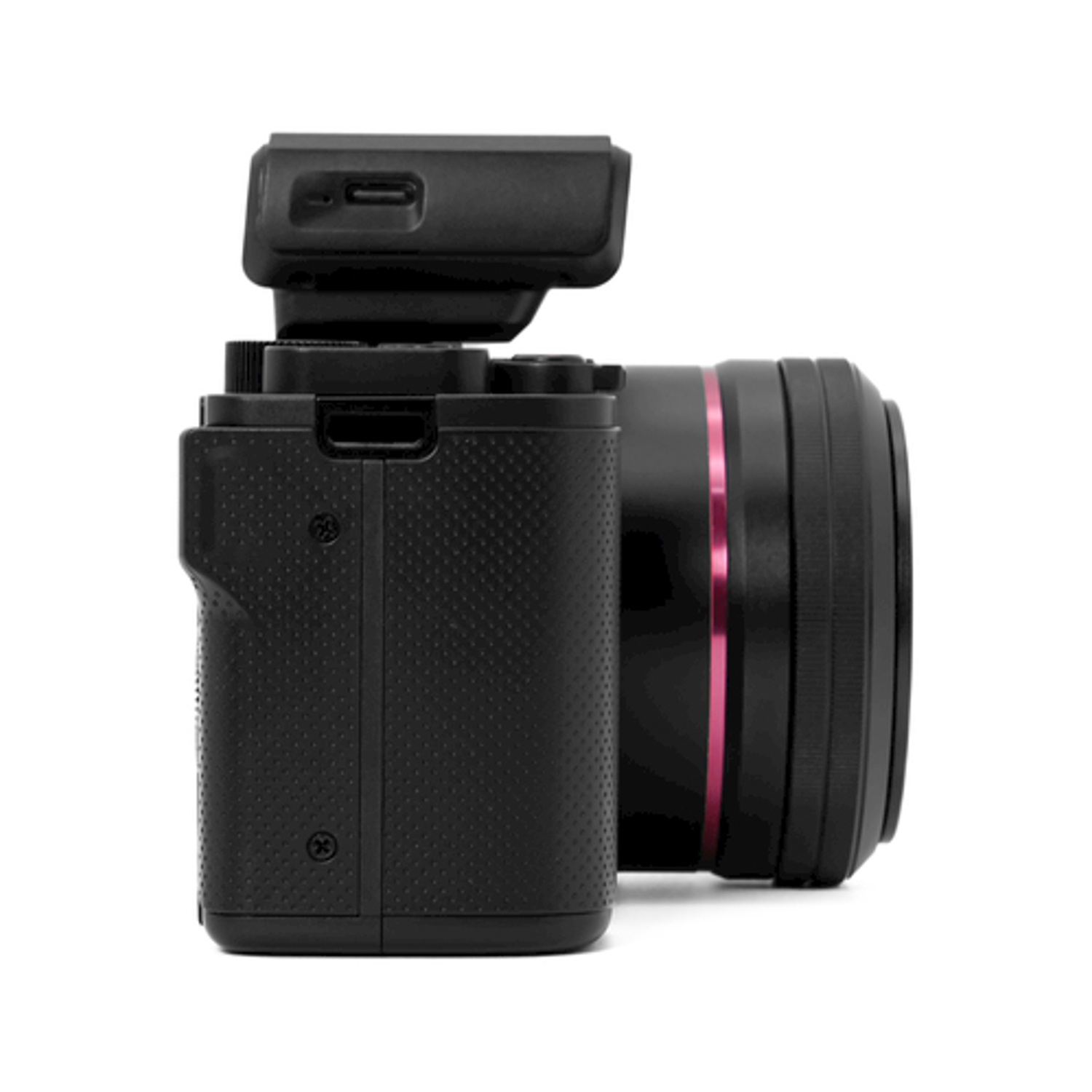 Una fotocamera nera con obiettivo e accessorio flash, vista lateralmente.
