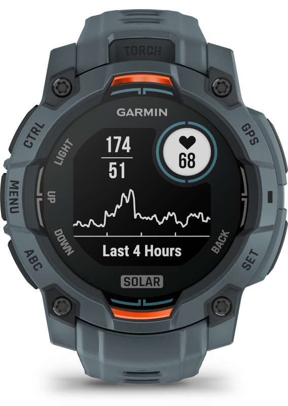 Egy Garmin óra pulzusszámot, időt és szívműködés grafikonját jeleníti meg fekete képernyőn.