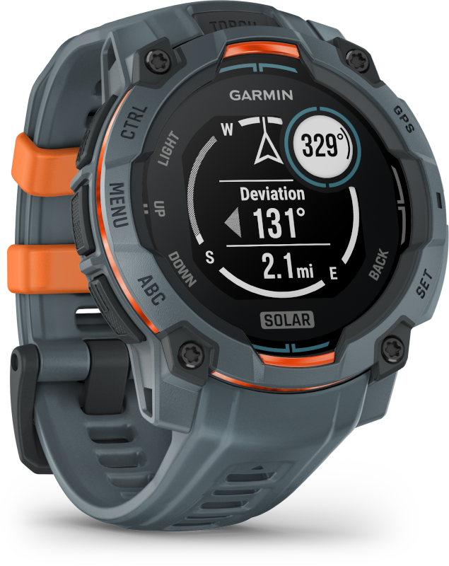 Garmin okosóra, szürke és narancssárga elemekkel, navigációs adatokat mutatva.