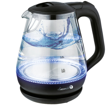 Szklany czajnik elektryczny z wodą w środku. Czarna podstawa i uchwyt. Niebieska poświata u podstawy.