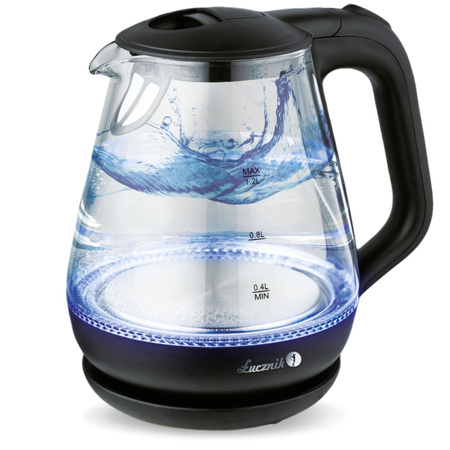 Szklany czajnik elektryczny z wodą i bąbelkami, czarna podstawa i uchwyt, z napisem 'Lucznik'.