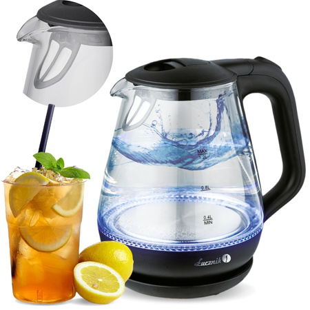 Czajnik elektryczny z mrożoną herbatą z cytryną na pierwszym planie. Woda wrze w szklanym czajniku.