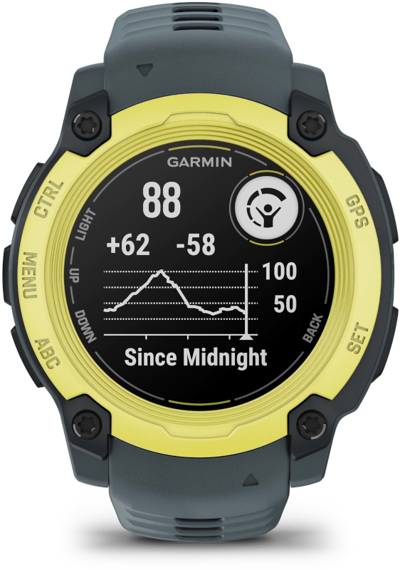 Garmin okosóra adatokat jelenít meg. Sárga lünettával, fekete gombokkal és szürke szíjjal.
