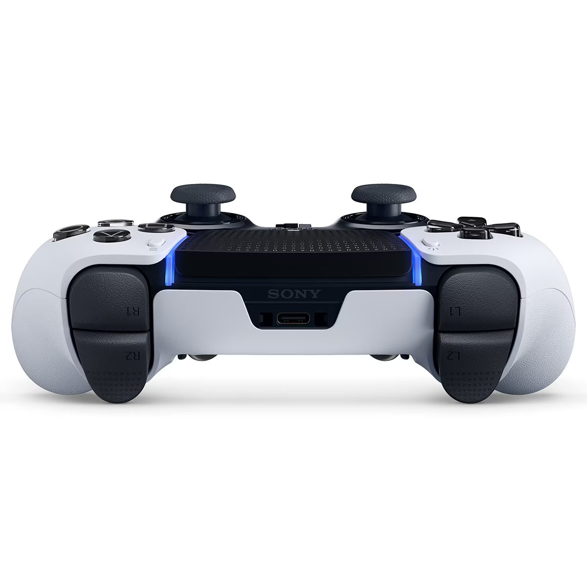 Mando blanco de PlayStation 5. Joysticks, botones y gatillos negros. Barra de luz azul.